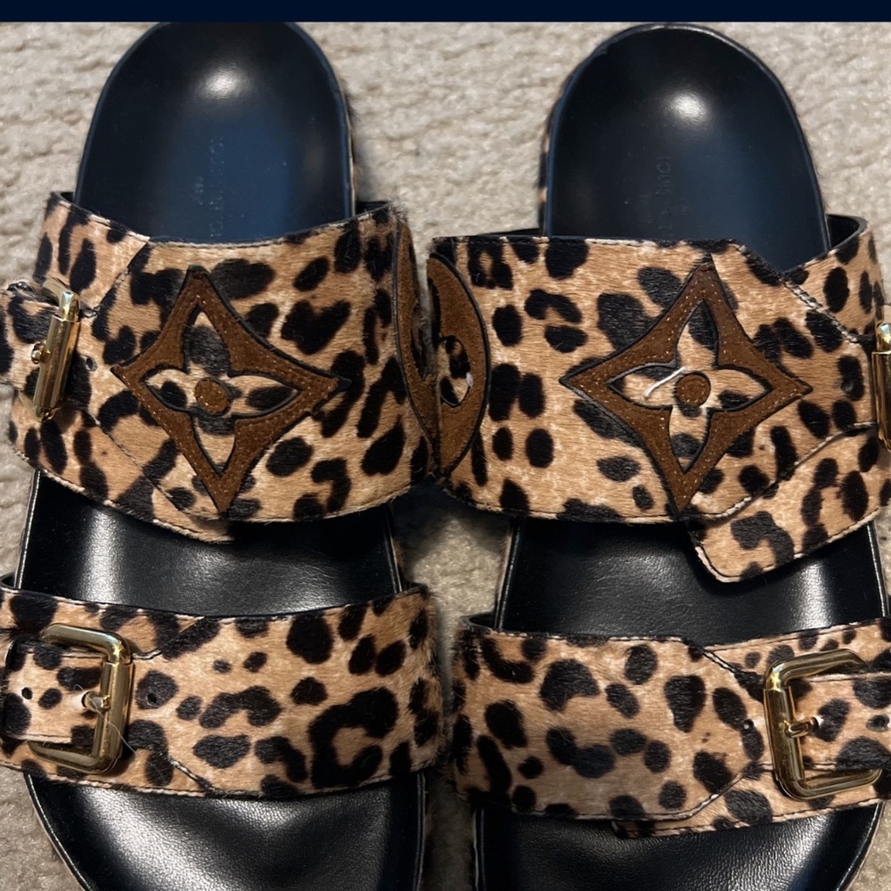 Louis Vuitton slides size 7